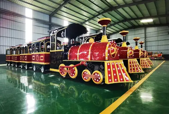 Featuring a striking red and gold color scheme, the front of the motorcycle is adorned with star-shaped wheels and white rivets, recreating the luxurious feel of Victorian-era steam locomotives.