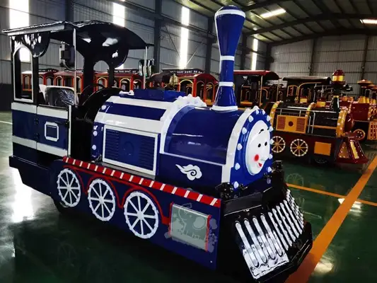 The front of the car is designed with a round face and a red nose, resembling a cute cartoon character, paired with white wheel spokes and red and white stripe decorations, combining childlike fun with a British feel.
