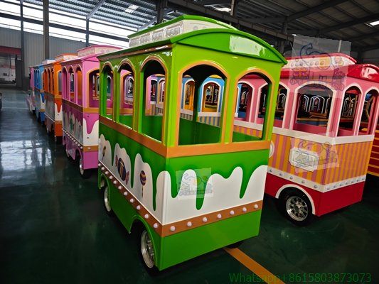 The refreshing matcha green body is paired with white cream patterns and warm gold trim. The rounded cream patterns and arched window frames on the body replicate the gentle texture of a classic tram.