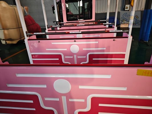 The body is based on a soft pink color, paired with white maze-like geometric lines and circular decorations. The transparent white frame design makes the cabin feel lighter.