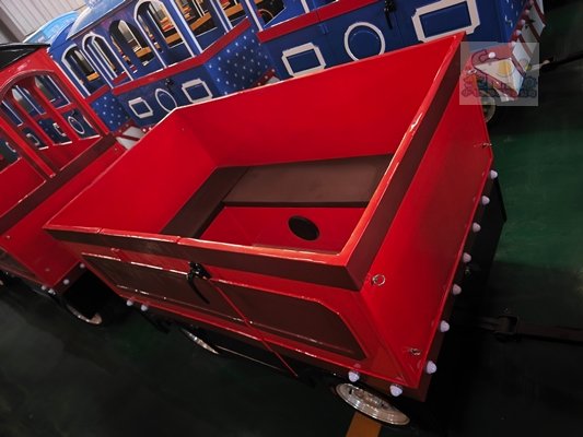 It adopts the design of an old-fashioned freight wagon, with a bright red body and dark brown interior, and white rivet light strings adorning the edges, replicating the rugged outline of a retro freight wagon.